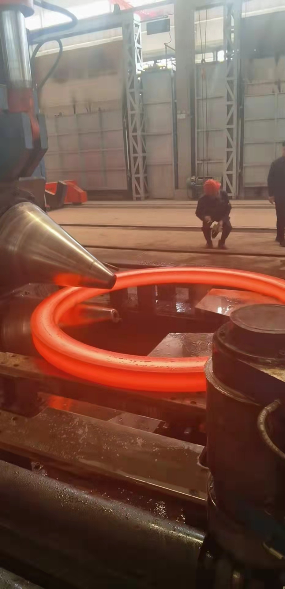 專業(yè)生(shēng)産大(dà)口徑，環形鍛件(jiàn)和(hé)法蘭，4米以下(xià)，歡迎新老(lǎo)客戶前來(lái)恰談惠顧。